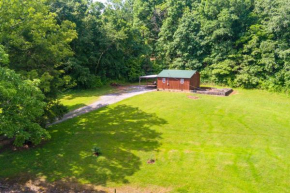 Rustic Cabin on Farm about 4 Mi to Kentucky Lake!